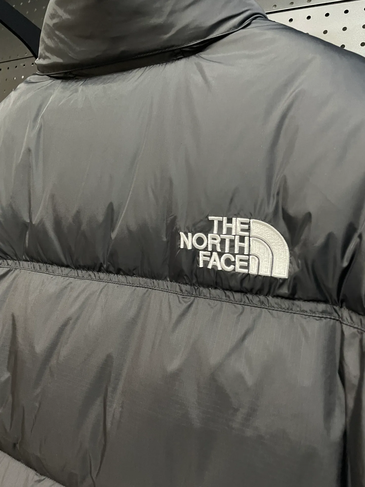Black 【The North Face 1996Nuptse 1996/Classic / / 】 ： The North Face" 、 。 The North Face" 。 The North Face。 。 , 。 The North Face" , Yosemite Half Dome, 。 + ： ✅ ：RDS Quality 700 / 280g ✅ ： ✅ ：YKK ISO 9000Quality ZP ✅ ：340TPremium ✅ ： ， ， Lightweight 。 ： ： DWR (DWR ） ～ ： 700 （RDS ) 1990 ， ， ， ， Lightweight 。